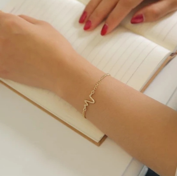 🔥2 for $15🔥  Gold Color Heart Beat Bracelet - Picture 2 of 8